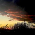 Sahar Valadbeygi Instagram – 🌄
میتونم ساعت‌ها بشینم و این منظره زیبا، این رنگ‌های زیبا رو نگاه کنم.
اما لحظه‌ها گذرا هستن و تا چند دقیقه دیگه تمام این نقش‌ها و رنگ‌ها به سیاهی شب میره.
برای همینه که این لحظه‌ها و این زیبایی‌ها هر روز فقط برای چند دقیقه به فُرمی دیگه، به شکلی دیگه تکرار میشن.
قدر لحظه‌های زیبای زندگی‌مون رو بدونیم.

سحر ولدبیگی
زمستان ۱۴۰۰

#سحرولدبیگی #دلنوشته #سحر #غروب #زیبا #زیبایی #زمستان