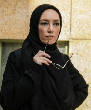 Sahar Valadbeygi Instagram - 🤍
هربار بعد از تجربه‌ی از دست دادنی گمان می‌بریم دیگر زنده نخواهیم ماند اما زنده می‌مانیم.
طغیان می کنیم، فرو می ریزیم اما زنده می مانیم.
این نه از بی تفاوتی و سنگدلی ماست که از خاصیت انسان بودن است.
انسان بودن‌، یعنی ادامه دادن و ادامه دادن.
زندگی یک مقصد بی انتهاست و تنها ذره‌ای اُمید برای زنده ماندن است که ما را می‌کشاند و می‌برد به ناکجاها، به جایی که نمی‌دانیم کجاست و چه اتفاقاتی پیش روی ماست.
اصلا انسان بودن همین است‌.
آزمون و خطا و ندانستن اینکه بعد از هر از دست دادنی چه چیزهایی در انتظارمان خواهد بود و  همین ندانستن، تنها دلیل برای ادامه دادن است.
باید ادامه داد و ادامه داد و ادامه داد…🤍

#حاتمه_ابراهیم_زاده #دلنوشته
‏@hatameh_ebrahimzadeh

#زندگی #آغاز #شروع #مقصد #امید 
#سحر_ولدبیگی #سحرولدبیگی 

#عکس @payamshadpoor