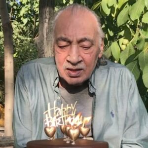 Sahar Valadbeygi Instagram - پدرم
دستانت را می‌بوسم و سَرَت را 
به حرمت شرافت و بزرگی‌ات 
که همیشه چراغ راه زندگی‌ام هستی و خواهی بود

پدرم
زادروزت مبارک❤️

#پدر #مسعودولدبیگی #هنر #چهره #هنرمند #گریم #صورت #دست #بوسه #شرافت #انسانیت #زندگی #تولد #زادروز #تولدت_مبارک #سحر #سهراب_ولدبیگی #سحرولدبیگی #نیمافلاح