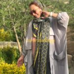 Sahar Valadbeygi Instagram - همهمه‌ی درونی تفکر معادل با سر و صدای بیرونی‌ست. سکون درونی معادل با سکوت بیرونی‌ست. هرگاه سکوتی در پیرامونت وجود دارد، به آن گوش بسپار. یعنی فقط آن را ببین و به آن توجه کن. گوش دادن به سکوت، بُعد سکون را در درون تو بیدار میکند، زیرا فقط از طریق سکون است که میتوانی به سکوت آگاه شوی. ببین که در لحظه توجه به سکوت پیرامونت فکر نمیکنی.آگاه هستی، اما فکر نمیکنی. تکه‌ای از کتاب «سکون سخن میگوید» نویسنده‌ : اکهارت تُله #اکهارت_تله #سکوت #کتاب #طبیعت #من #تو #ما #کتاب_بخوانیم #کتابخوانی @khoobpub #امید #سحرولدبیگی @bvsis