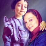 Sahar Valadbeygi Instagram – ✨
حتما تو هم به من فکر می‌کنی، حتما تو هم دلت برای من تنگ می‌شود، حتما تو هم شب‌ها که به ماه و ستاره‌ها نگاه می‌کنی یاد من می‌افتی، حتما تو هم به اشتیاقِ اینکه من دوستت دارم، عمیق‌تر می‌خندی، بیشتر تلاش می‌کنی و دلایل محکم‌تری برای زیستن داری.
حتما تو هم دل‌ خوشی به اینکه در جهان دیگری کنار منی.
حتما تو هم هرکجا که حس کردی‌، 
دوست نداشتنی و تنها و غمگینی، آغوش مرا تجسم می‌کنی و لبخندهای مرا تجسم می‌کنی و صدای مرا که می‌گویم: 
«سحر کوچولوی آتیش‌پاره‌ی من! به درَک که نمی‌فهمند تو چقدر بی‌نظیری، من که دوستت دارم» و آرام می‌گیری.
حتما تو هم دلت می‌خواهد تا آخر عمرت به من فکر کنی و بی‌هیچ تظاهری دوستم داشته‌ باشی.
حتما تو هم آخرین پناهگاه انتزاعی‌ جهان‌ت منم.

#دلنوشته #نویسنده #نرگس_صرافیان_طوفان
‏

#سحرولدبیگی #کودک #سحر_ولدبیگی #نیما_فلاح
#کودک_درون #سحر #نیمافلاح
 

سپاس از مهرتان
@iranywood 
🌺