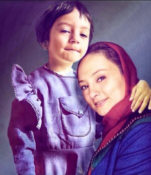 Sahar Valadbeygi Instagram - ✨
حتما تو هم به من فکر می‌کنی، حتما تو هم دلت برای من تنگ می‌شود، حتما تو هم شب‌ها که به ماه و ستاره‌ها نگاه می‌کنی یاد من می‌افتی، حتما تو هم به اشتیاقِ اینکه من دوستت دارم، عمیق‌تر می‌خندی، بیشتر تلاش می‌کنی و دلایل محکم‌تری برای زیستن داری.
حتما تو هم دل‌ خوشی به اینکه در جهان دیگری کنار منی.
حتما تو هم هرکجا که حس کردی‌، 
دوست نداشتنی و تنها و غمگینی، آغوش مرا تجسم می‌کنی و لبخندهای مرا تجسم می‌کنی و صدای مرا که می‌گویم: 
«سحر کوچولوی آتیش‌پاره‌ی من! به درَک که نمی‌فهمند تو چقدر بی‌نظیری، من که دوستت دارم» و آرام می‌گیری.
حتما تو هم دلت می‌خواهد تا آخر عمرت به من فکر کنی و بی‌هیچ تظاهری دوستم داشته‌ باشی.
حتما تو هم آخرین پناهگاه انتزاعی‌ جهان‌ت منم.

#دلنوشته #نویسنده #نرگس_صرافیان_طوفان
‏

#سحرولدبیگی #کودک #سحر_ولدبیگی #نیما_فلاح
#کودک_درون #سحر #نیمافلاح
 

سپاس از مهرتان
@iranywood 
🌺