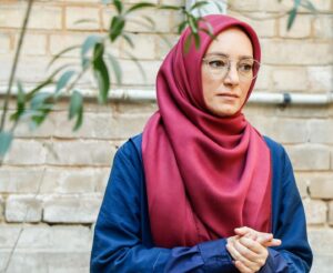 Sahar Valadbeygi Instagram - 🤍
سکوت کنیم تا بشنویم قرار است زندگی چه بگوید، چون فقط در سکوت حرف میزند.
صبور باشیم که گفتنش، زمان میبرد چون زندگی هیچ عجله ای برای صحبت‌هایش ندارد.
و اعتماد کنیم به روشی که با ما سخن میگوید، با رابطه‌ها و موقعیت‌هایی که سر راهمان قرار میدهد.

#متن #پونه_مقیمی
@_poune_ 

#سکوت #زندگی #اعتماد
#خوشنام #سریال #کارگردان 
@alirezanajafzadeh1 

#سحرولدبیگی #سحر #سحر_ولدبیگی

#عکس 
@payamshadpoor