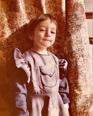 Sahar Valadbeygi Instagram - 👼🏻
اگر به گذشته بر می‌گشتم؟ 
چیزی را تغییر نمی‌دادم، می‌ترسیدم اصلاح یک اشتباه کوچک، دستآورد بزرگی در اکنون یا آینده را از من بگیرد. 
اگر به گذشته بر می‌گشتم، هیچ کاری نمی‌کردم، فقط نگاه می‌کردم و از تماشای پازل به هم ریخته‌ای که با رنج و آزمون و خطای بسیار و آرام آرام کنار هم چیده می‌شد، لذت می‌بردم. 
اگر به گذشته‌ام بر می‌گشتم کاری نمی‌کردم، چیزی را عوض نمی‌کردم، ولی محال بود کودکی‌ام را ببینم و در آغوشش نگیرم و در گوشش نگویم: «سختی‌های بسیاری در پیش داری زیبای کوچک. شیطنت کن و در آغوش بزرگترها پناه بگیر. زمان‌هایی از راه می‌رسد که در نبردهای نابرابر بسیاری قرار می‌گیری و فراتر از سن و توان و آستانه‌ی تحملت مورد اصابت ناملایمتی و اندوه قرار خواهی گرفت، و تنها خواهی بود، بسیار تنها. اما جسور باش و مقاوم باش و ادامه بده، من به سادگی توأم با ذکاوت تو افتخار می‌کنم و مدیون دست‌های کوچک توام همیشه.»
اگر به گذشته بر می‌گشتم، با اشک، پیشانیِ معصوم کودکی‌ام را می‌بوسیدم، موهاش را با گریه نوازش میکردم، دست‌های کوچکش را با گریه می‌فشردم و با رنجی عظیم، بر می‌گشتم.

#نویسنده #دلنوشته 
#نرگس_صرافیان_طوفان‌ @narges_sarrafian_toofan 
‏#کودک #گذشته #آینده #کودک_درون #آغوش #عشق 

#سحرولدبیگی #سحر #سحر_ولدبیگی