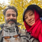 Sahar Valadbeygi Instagram - مامان همیشه میگه چای باید خوب دم بکشه! تا عطر و رنگ واقعیشو بفهمی... زود برش داری عطر و رنگش اصل نیست، دیر برداری میجوشه! چای اگه بجوشه که خوردنی نیست! ولی اگه دم بکشه، بشینی کنارِ ایوون، بارون بزنه، فنجونتو بگیری دستت، گرماشو حس کنی، اونوقته که لذت داره...! دوست داشتنم همینه! عجله نکن، لِفتش هم نده، بذار خـوب دَم بکشه! محمد صالح علا #محمد_صالح_علا #نویسنده #دلنوشته #کتاب #بازیگر #نیمافلاح #سحرولدبیگی