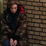 Sahar Valadbeygi Instagram - ❌ قضاوتم نکن! صبر کن! شاید دارم بدترین لحظات زندگی‌ام را پشت سر می‌گذارم، شاید دارم تنهایی با سپاه دردها می‌جنگم، شاید دارم تلاش می‌کنم که قوی باشم. قضاوتم نکن، شاید همین لحظه جز خودم کسی را برای دلگرمی و همراهی ندارم و کم آورده‌ام و دارم به سختی تلاش می‌کنم که روی پاهای خودم بایستم. حرف‌ها و کنایه‌ها و قضاوت‌ها در چنین شرایطی به‌قدری بی‌اهمیت و ناچیز است که در جزئی‌ترین حالات زیست آدمی هم تغییری ایجاد نمی‌کند. ولی واقعا آزار دهنده است ببینی بی‌آنکه از درونت خبر داشته‌باشند، بیرونت را به قضاوت نشسته‌اند و کلافه می‌شوی که یعنی دیگران اینقدر در زندگی‌شان بی‌غم و اندوه مانده‌اند که برای خودشان اندوه‌های بیهوده می‌تراشند؟ با تحلیل رفتار و زندگی آدم‌های دیگر؟ یعنی در جهان خودشان هیچ معادله‌ای برای حل شدن باقی نمانده؟ #نرگس_صرافیان_طوفان ‏@narges_sarrafian_toofan #عکس پیام شادپور #زهره_فکورصبور #قضاوت #صبر #زندگی #دلنوشته #حرف_دل #جهان #سحر #سحرولدبیگی