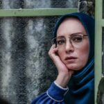 Sahar Valadbeygi Instagram - شاید اگر رویای زندگیِ بدون درد و تجربه‌های ناخوش‌آیند را کنار بگذاریم، با بخش دیگری در درونمان رو به رو شویم که میداند چطور خودش را با واقعیتِ زندگی منطبق کند و جلو برود. بخشی که میداند چطور درد بکشد، چطور تحملش کند و چطور از آن گذر کند. #پونه_مقیمی @_poune_ #خوشنام @alirezanajafzadeh1 @ahmadzali52 #عکس @payamshadpoor