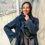 Sahar Valadbeygi Instagram - 🌟 از آن ثانیه‌ها برای تو آرزو می‌کنم که ناگهان بیشتر از هر زمان دیگری احساس زنده بودن می‌کنی، که در یک لحظه نور می‌تابد به جهانت از دریچه‌های نامعلوم، که ناگهان پازل به‌هم ریخته‌ی دلخوشی‌هات کنار هم چیده می‌شود بدون خطا. از آن ثانیه‌های پر شور برای تو آرزو می‌کنم که صدای آرام و لبخندهای نازنین و نگاه‌های مطبوع کسی، تو را از جهان تکرار و مشغله‌های هر روزه می‌گیرد و تا افق کهکشان‌های ناشناخته می‌برد. از آن ثانیه‌های عزیزی که خبرهای خوبی می‌شنوی و آدم‌های خوبی را ملاقات می‌کنی و دلپذیرترین اتفاقات ممکن را مقابل چشمانت می‌بینی. از آن روزهای خوب برای تو آرزو می‌کنم که دائما لبخند به لب داری و در باورت نمی‌گنجد که همه چیزِ جهانِ یک انسان، اینقدر درست و حساب شده پیش برود. از آن روزها که مسیر بخت، تو را هموار باشد و خِرَد با تو یار باشد و زمانه با تو سازگار باشد و خوشی‌هات بسیار ... #نرگس_صرافیان_طوفان #نویسنده #دلنوشته #لبخند #نور #جهان #سحرولدبیگی #سحر #سحر_ولدبیگی #عکاسی #عکس #عکاس @payamshadpoor