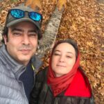 Sahar Valadbeygi Instagram - ‏‎🍁 کنارم باش ، این پاییز ، ‏‎کنارم باش ، می ترسم ... ‏‎خزان را دوست دارم من ، ولی بی تو ؛ ‏‎خیابان ، کوچه ها ، این شهر ، این پاییز ؛ ‏‎تو را بدجور کم دارد ! ‏‎بدون تو ؛ ‏‎گلوی آسمان ها ؛ درد می بارد ، ‏‎صدای خش خش این برگ ها بی تو ؛ ‏‎صدای نابهنجاریست باور کن ؛ ‏‎به بانگِ مرگ می مانَد ! ‏‎اگر باشی ، ‏‎اگر همراهِ من باشی ؛ ‏‎خزان زیباترین فصل است ، می دانم ... ‏‎کنارت ، چای می چسبد ؛ ‏‎به وقتِ شامگاهان ، در هوای سرد و بارانی ... ‏‎کنارت کوچه ها زیبا ، ‏‎درختان ، آسمان ، گنجشک ها زیبا ، ‏‎کنارت بازهم دیوانه ی باران و پاییزم ... ‏‎کنارم باش ماهِ من ، ‏‎که با تو چای می چسبد ، ‏‎که با تو عاشقی کردن ، دویدن ، شهر در پاییز را دیدن ؛ ‏‎که با تو کافه گردی ، شعر خواندن ، مبتلا بودن ؛ ‏‎در این پاییز ، می چسبد ، ‏‎عجب پاییز ، می چسبد ! ‏‎کنارِ تو ؛ ‏‎خزان زیباترین فصل است، می دانی؟ ‏‎#نرگس_صرافیان_طوفان‌ #دلنوشته ‏‎‏@narges_sarrafian_toofan ‏‎#پائیز #من #تو #ما #زیبا #همسر #زیبایی #آسمان #فصل #باران #برگ #شعر #عاشق #عاشقانه #نیمافلاح #سحرولدبیگی #خانه @nima_fallah