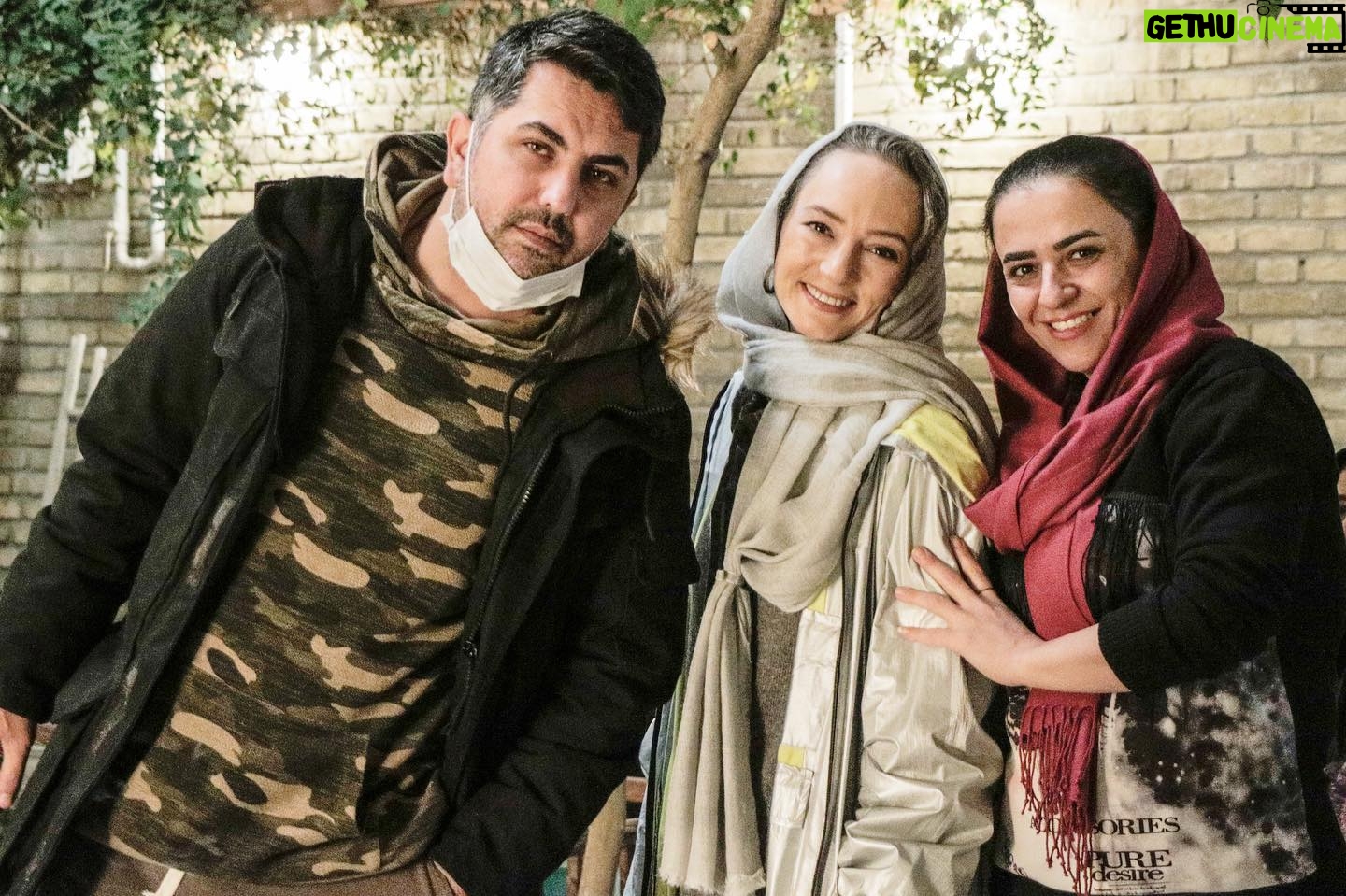 Sahar Valadbeygi Instagram - 🤲🏻🧿🤲🏻 الهی همه جا سبز و آبی و روشن باشد و آفتاب باشد و بچهها شاد باشند و بازی کنند و آدمها بخندند و دلخوش باشند به هزاران دلخوشیِ در جریان و پیشرو. الهی هیچ اتفاق ناگواری نیفتد و زمانه، ساز موافق بزند مدام و ما سرزمینهای دور مانده از اندوه باشیم و سیارههای امن و آرامی برای سرخوشی و دیوانگیهای مدام. #نرگس_صرافیان_طوفان @narges_sarrafian_toofan #نویسنده #دلنوشته #سریال #خوشنام #سریال_خوشنام #سحرولدبیگی #سحر_ولدبیگی «رفقا، خسته نباشین» @amir.salimkhani @sagharnoori_