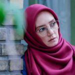 Sahar Valadbeygi Instagram - من متوجه شدم که، در اعماق نفرت درونم، عشقی بی پایان وجود دارد. من متوجه شدم که، در انتهای گریه درونم، لبخندی بی‌مانند وجود دارد. من متوجه شدم که، در پیچیده‌ترین آشوب‌های درونم، آرامشی عمیق وجود دارد. من متوجه شدم که، در اعماق زمستان درونم، تابستانی دلپذیر وجود دارد. و این‌ها به من شادی می‌دهند. و به همین دلیل است که برایم مهم نیست دنیا با بیرحمی بر من فشار بیاورد، زیرا که در درونم چیزی قویتر، با آن مقابله می‌کند. #آلبر_کامو #کالیگولا #خوشنام #سحرولدبیگی #سریال #بازیگر @alirezanajafzadeh1 #کارگردان #عکس @payamshadpoor