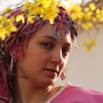 Sahar Valadbeygi Instagram - این بهار، در خانه سبز می‌شویم، در خانه جوانه می‌زنیم، در خانه شکوفه می‌دهیم. این بهار را در خانه می‌مانیم و دعا می‌کنیم برای رسیدن روزهای خوب، برای دوباره سبز شدن... آگاهیم به اینکه بیرون از این خانه درختان شکوفه زده‌اند، گنجشک‌ها آواز می‌خوانند، پرستوها دنبال آشیانه می‌گردند، آگاهیم به اینکه زندگی ادامه دارد ولی ما بیرون از این خانه در دل سبز بهار، به زردیِ پاییز می‌رسیم! باید صبر کنیم، باید خانه‌هامان را تا سبز شدن تمام شهر و آدم‌ها، سبز نگه داریم. ما سکوت و تنهاییِ این پیله را به شوق پروانه شدن‌مان به جان می‌خریم. ما این بهار، جور دیگری سبز می‌شویم... و می‌دانیم که روزهای خوب خواهند رسید، و می‌دانیم که پس از این تاریکی "آفتاب" انتظار ما را می‌کشد. روزهای خوب که رسیدند؛ باهم جشن آغوش و لبخند می‌گیریم... و کاش کسی از ما کم نشده‌باشد! در خانه بمانید که کم نشویم، در خانه بمانید که سبز بمانیم...🌱 در خانه بمانید...🙏🏻☘️🙏🏻 #نرگس_صرافیان_طوفان ‏@narges_sarrafian_toofan 📷به جای بیرون‌گردی بیائین آلبوم‌گردی کنیم‌. این عکس برای بهار سال هشتاد‌وهشت یعنی ده سال قبل میشه، یکی از کارهای لذت بخش در این روزها، مرور خاطرات و آلبوم‌گردی است😍 #سحرولدبیگی #نیمافلاح #آلبوم #خاطرات #آلبوم_گردی #مرور_خاطرات #آلبوم_گردی_به_جای_بیرون_گردی