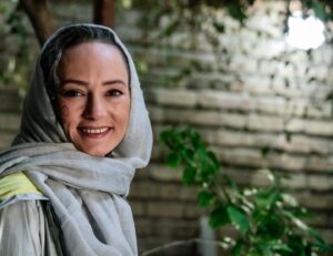 Sahar Valadbeygi Instagram - 🌼
دنیا پر از عطرِ بابونه است محبوبِ من!
بیا بودن را اراده کنیم
بیا از سرِ انگشتانِ این احساس آویزان شویم
لبریز و مست تاب بخوریم
دنیا پر از عطرِ بابونه است محبوبِ من!
بیا شگفتی دوست داشتن را
به سینه هامان بسپاریم
بیا ساده باشیم
ساده باشیم و عاشق.

نیکی فیروزکوهی 
📕از کتاب پرنده ای که از بام شما پرید
‏@nikifirouzkouhi

#محبوب #دنیا #بابونه #عشق #من #تو #ما #ساده #عاشق #سحرولدبیگی #نیمافلاح @nima_fallah 

#عکس 
@payamshadpoor