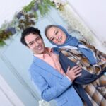 Sahar Valadbeygi Instagram - در تمام آیینه‌ها بخند؛ مقابل لنز تمام دوربین‌ها شکوه لبخندت را به تماشا بگذار و برنده‌ی قانون جهان باش قانونی که انسان‌های شاد؛ همان‌ها که خودشان را دوست میدارند و به خود اطمینان دارند را در مداری میبرد که تمام علت‌های بیشتر شاد بودن آنجا به فراوانی هست این را من نمیگویم، جهان با تو حرف میزند : قانونمند باش در جهت خوشبختی خودت✅ #نوشته_خاص #پرستو زارعی @parastoozareiy #عکس #فائزه_سلیمیان #سحرولدبیگی #نیمافلاح #لبخند @nima_fallah