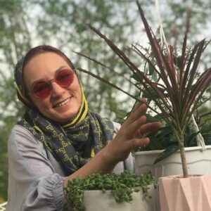 Sahar Valadbeygi Instagram - زندگی را ورق بزن، 
هر فصلش را خوب بخوان
با بهار برقص، 
با تابستان بچرخ
در پاییزش عاشقانه قدم بزن، 
با زمستانش بنشین 
و چایت را به سلامتی نفس کشیدنت بنوش.
زندگی را باید زندگی کرد، 
آنطور که دلت می گوید.
مبادا زندگی را 
دست نخورده برای مرگ بگذاری!

#سيمين_بهبهانی

@hekmat_e_khamoushi 🎍این دلبر جان‌ها (دراسنا جان، غوره‌ای جان، هویا جان) هم‌خونه‌ای‌های جدیدمون هستند. خوشحالم بدون اینکه قرنطینه خانگی‌مون رو بشکنیم، دلبرهای سبز جدیدی باهامون هم‌خونه شدن.  یکی از بهترین خریدهامون که هر روز صبح با دیدنشون خوشحال و شارژ میشیم🎍  @delbar.house  #خدایاشکرت #دلبر #خانه #شاد #زندگی #فصل #بهار #تابستان #پائیز #زمستان #سلامتی #انرژی #نیمافلاح #سحرولدبیگی  @bvsis