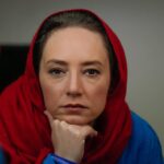 Sahar Valadbeygi Instagram - خوب‌ِ من حیف است حال خوبمان را بد کنیم راهِ رودِ جاری احساسمان را سد کنیم عشق، در هر حالتی خوب است؛ خوبِ خوبِ خوب پس نباید با «اگر» یا «شاید» آن را بد کنیم دل به دریا می‌زنم من، دل به دریا می‌زنی؟ تا توکّل بر هر آنچه پیش می‌آید کنیم جای حسرت خوردن و ماندن، بیا راهی شویم پایمان را نذر راه و قسمتِ مقصد کنیم می‌توانی، می‌توانم، می‌شود؛ نه! شک نکن باورم کن تا «نباید» را «فقط باید» کنیم زندگی جاریست؛ بسم الله… از آغاز راه… نقطه‌های مشترک را می‌شود ممتد کنیم آخرش روزی بهار خنده‌هامان می‌رسد پس بیا با عشق، فصل بغضمان را رد کنیم #رضا_احسان_پور (از کتاب چه حرف‌ها) #کتاب #عشق #خوب #حال_خوب #سریال #خوشنام #بازیگر #سحرولدبیگی #عکس @payamshadpoor