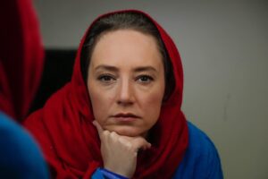 Sahar Valadbeygi Instagram - خوب‌ِ من
حیف است حال خوبمان را بد کنیم
راهِ رودِ جاری احساسمان را سد کنیم
عشق، در هر حالتی خوب است؛ خوبِ خوبِ خوب
پس نباید با «اگر» یا «شاید» آن را بد کنیم

دل به دریا می‌زنم من، دل به دریا می‌زنی؟
تا توکّل بر هر آنچه پیش می‌آید کنیم

جای حسرت خوردن و ماندن، بیا راهی شویم
پایمان را نذر راه و قسمتِ مقصد کنیم

می‌توانی، می‌توانم، می‌شود؛ 
نه! شک نکن

باورم کن تا «نباید» را «فقط باید» کنیم

زندگی جاریست؛ بسم الله… از آغاز راه…
نقطه‌های مشترک را می‌شود ممتد کنیم
آخرش روزی بهار خنده‌هامان می‌رسد
پس بیا با عشق، فصل بغضمان را رد کنیم

#رضا_احسان_پور (از کتاب چه حرف‌ها) #کتاب 

#عشق #خوب #حال_خوب 
#سریال #خوشنام #بازیگر #سحرولدبیگی 

#عکس
@payamshadpoor
