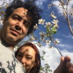 Sahar Valadbeygi Instagram - دنیا پر است از آدم‌هایی که هر روز ؛ کام دیگران را تلخ می کنند، بدی می‌کنند، فریاد می زنند و اشک بر گونه ها جاری می‌کنند .. کاش کسی به آنها گفته بود رسالت ما بر زمین، عشق است‌. مهربانی و خدمت .. کاش یادشان می آمد که ما را آفریدند تا جهان را جای بهتری کنیم برای زیستن .. طبیعت، زبان جهان است .. وقتی هر بهار می رویاند و سبز می‌کند و جوانه می زند، یعنی که بساز و خلق کن و باعث لبخند باش .. ‌ تو برگزیده ی مخلوقات خدایی .. یادمان باشد برای چه روی زمین آورده شدیم ، یادمان نرود که تمام زمین در اختیارمان گذاشته شد تا کاری کنیم، تا حال زمین را خوب تر کنیم .. ما تنها موجوداتی هستیم که شاید بعد از رفتنمان از ما یاد شود.. بگذار به شادی و مهربانی و خدمت بشناسند تو را، بگذار در آسمان‌ها برای ما دست‌ها به ستایش مان برهم خورد .. پرستو زارعی @parastoozareiy #پرستوزارعی #دنیا #جهان #لبخند #شادی #نیمافلاح #سحرولدبیگی