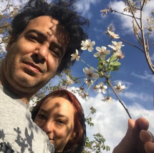 Sahar Valadbeygi Instagram - دنیا پر است از آدم‌هایی که هر روز ؛ کام دیگران را تلخ می کنند، بدی می‌کنند، 
فریاد می زنند و اشک بر گونه ها جاری می‌کنند .. کاش کسی به آنها گفته بود رسالت ما بر زمین، عشق است‌.
مهربانی و خدمت .. کاش یادشان می آمد که ما را آفریدند تا جهان را جای بهتری کنیم برای زیستن .. طبیعت، زبان جهان است .. وقتی هر بهار می رویاند و سبز می‌کند و جوانه می زند، یعنی که بساز و خلق کن و باعث لبخند باش .. ‌
تو برگزیده ی مخلوقات خدایی .. یادمان باشد برای چه روی زمین آورده شدیم ، 
یادمان نرود که تمام زمین در اختیارمان گذاشته شد تا کاری کنیم، تا حال زمین را خوب تر کنیم .. ما تنها موجوداتی هستیم که شاید بعد از رفتنمان از ما یاد شود.. بگذار به شادی و مهربانی و خدمت بشناسند تو را، 
بگذار در آسمان‌ها برای ما دست‌ها به ستایش مان برهم خورد .. پرستو زارعی 
@parastoozareiy  #پرستوزارعی  #دنیا #جهان #لبخند #شادی #نیمافلاح #سحرولدبیگی