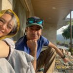 Sahar Valadbeygi Instagram - 🌟 وقتایی که از ته دل لبخند میزنم زمانیه که امید تو دلم جرقه میزنه. اونقدر این احساس بزرگ‌ و قشنگه که دلمو قرص میکنه ته هرچیزی که چشمام دید و قلبم باور نکرد دنیای دیگه ای بوده. اگه بخوام توصیفش کنم شوقِ دیدنِ مُهرِ صدآفرین از دست معلم بعد مسیری پر از تکرار و خستگیه. یا جوونه زدن گلی که ساقه هاش خشکید و همه از روییدن دوبارش ناامید بودن. مرز بین امید و ناامیدی یه تلنگره. یه تلنگر که به‌ یادت بیاره هرچیزی که ازش بریدی و به ظاهر از دستش دادی میتونه به معنای واقعی راهِ نجاتت بوده باشه. راه نجات از باوری غلط و پذیرفتنِ امیدی بزرگتر. تهِ هر اتفاق‌، انتهای هر نابودی بزرگ‌، یه روزنه‌ای پنهانه، کافیه اون و با قلبت پیدا کنی. #حاتمه_ابراهیم_زاده #دلنوشته ‏@hatameh_ebrahimzadeh #سحرولدبیگی #نیمافلاح #نیما_فلاح #سحر_ولدبیگی #سحر #نور #لبخند #امید