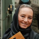 Sahar Valadbeygi Instagram - 🌟 بارها و بارها و بارها، زخم‌هایم را بانیِ عمیق‌ترین لبخندهایم دیده‌ام و نوری که دشمنانم فرستاده‌اند را به تاریکیِ برخی دوستانم ترجیح داده‌ام. شبیه به جستجوگری که برای تکامل و ارتقا، به دنبال تکه‌های پازل موفقیتش می‌گردد و برایش فرقی نمی‌کند که این تکه‌ها در دستان کیست و تاوان به دست آوردن آن‌ها را با اشک می‌پردازد یا با لبخند، فقط به تکمیل پازلش فکر می‌کند و هرچیز که او را به تکامل نزدیک‌تر کند، خوشایند است، حتی اگر مانند خنجری، گلوی اعتماد و باورش را بشکافد. در نهایت زخم‌ها التیام خواهند یافت، شکستگی‌ها خوب خواهند شد و دردها و اشک‌ها و دلخوری‌ها از یاد خواهند رفت، اما دستآوردهای آن‌ها تا همیشه باقی خواهد ماند. و ما به یاد نخواهیم‌آورد که نور، از دریچه‌‌ی دیواری تابید که با قهر و غضب و به قصد آوار شدن بر سرمان، خراب کردند، یا از پسِ پرده‌ای که به مهر و عطوفت، کنار زدند. ما فقط به خاطر می‌‌آوریم که از یک جایی و به طریقی نور تابید و تاریکی شکافت و همه چیز بهتر شد. ما مدیون تمام زخم‌ها و اتفاقات و آدم‌هایی هستیم که ما را -خواسته یا ناخواسته- به تکامل، نزدیک‌تر کردند. #نرگس_صرافیان_طوفان‌ #دلنوشته #لبخند #مهر #نور #دوست #سحرولدبیگی #عکس @payamshadpoor
