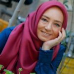 Sahar Valadbeygi Instagram - 🎨 تابستان و زمستانش مهم نیست؛ وقتی من رنگ میزنم روزهایم را… فرقی ندارد شکوفه بریزد یا برف، باران ببارد یا آفتاب بسوزاند… من رنگ میزنم لحظه ها را آن طور که دلم میخواهد آن طورکه دلم قنج می‌رود روی گلهای قالی که توی زمستان هم شاد و سرحال هنرمندانه میخندند… من خاک را آبی رنگ میکنم و آسمان را صورتی که از خاک صلح بروید و از آسمان آرامش… مهم نیست امروز توی کدام فصل هستم من امروز را خوب زندگی میکنم که حیف نباشد لحظه هایی که میگذرند .. من امروز را با رنگ های خودم زندگی میکنم🎨 قرمز… سبز… آبی… بنفش‌… با آبرنگی که من قلم‌ش را در دست میگیرم، خودِ خودِ مَن… #دلنوشته #نویسنده #پرستو_زارعی ‏@parastooozarei #عکس #عکاسی #پیام_شادپور #رنگ #جهان #زندگی #زندگی_شاد #سحرولدبیگی #سحر #سحر_ولدبیگی #سریال #خوشنام از یکشنبه شب چهارده فروردین شبکه یک سیما ساعت ۲۲