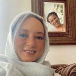 Sahar Valadbeygi Instagram - 🤲🏻🧿🤲🏻 سال دارد تمام می شود ، دارم فکر می کنم ؛ به روزهایی که رفت, به لحظاتی که خندیدم، لحظاتی که اشک ریختم و تمامِ ثانیه هایی که کنار عزیزانم گذشت ... با سرعت مرور می کنم ؛ اتفاقاتِ خوب و بدی که برایم افتادند، آدم های جدیدی که وارد زندگی ام شدند و آدم هایی که از زندگی ام رفتند ... دیگر قرار است یک جمله ی "یادش بخیر" قبل از خاطرات خوبِ امسالم بیاید، قرار است امسالم بشود "پارسال" ... و من مبهوت روزگار و با چشمانی امیدوار در قطارِ بی توقفِ زمان ایستاده ام، منی که تمام این روزها را زندگی کردم، خوب‌هایشان برایم امید بود و بدهایشان برایم درس ! میان همین روزها بود که یاد گرفتم عاشق‌تر و مهربان‌تر و جسور‌تر باشم، یاد گرفتم محتاط‌تر گام بردارم و حواسم به دیوارِ شعور و اعتمادم باشد، و یاد گرفتم که بهبودِ جهان را از خودم شروع کنم. که جهان چیزی به غیر از انبوهی از من و ما نیست ... خدای خوبم! در آستانه ی سال جدیدی ایستاده ایم، به مردمِ کشورم کمک کن ، دستی به سر و گوشِ زندگی‌شان بکش، دردهایشان را درمان باش، و دلهایشان را از همیشه شادتر کن. کاری کن که سالِ جدید برایمان، سال اتفاقاتِ خوب باشد، بادهای بهاری، گَردِ امید و تعهد و عشق را همه جا پخش کنند و ابرها، همدلی و مهربانی بر سر این مردم ببارند، آنقدر که انسانیت، جانی دوباره بگیرد. کاری کن که سالِ پیشِ رو، بهترین سالِ زندگی‌مان شود، سالی که تنها اشک جاری از چشم‌ها، اشکِ شوق باشد، سالی که همگی خوشبخت باشیم، سالی که؛ دلمان نیاید تمام شود ... #نرگس_صرافیان_طوفان ‏@narges_sarrafian_toofan #نویسنده #بهار #امید #مهربانی #عاشق #خوشبختی #شادی #خدا #من #تو #سحرولدبیگی #نیمافلاح #نیما_فلاح #سحر_ولدبیگی