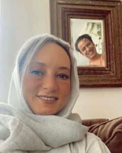 Sahar Valadbeygi Instagram - 🤲🏻🧿🤲🏻 سال دارد تمام می شود ، دارم فکر می کنم ؛ به روزهایی که رفت, به لحظاتی که خندیدم، لحظاتی که اشک ریختم و تمامِ ثانیه هایی که کنار عزیزانم گذشت ... با سرعت مرور می کنم ؛ اتفاقاتِ خوب و بدی که برایم افتادند، آدم های جدیدی که وارد زندگی ام شدند و آدم هایی که از زندگی ام رفتند ... دیگر قرار است یک جمله ی 