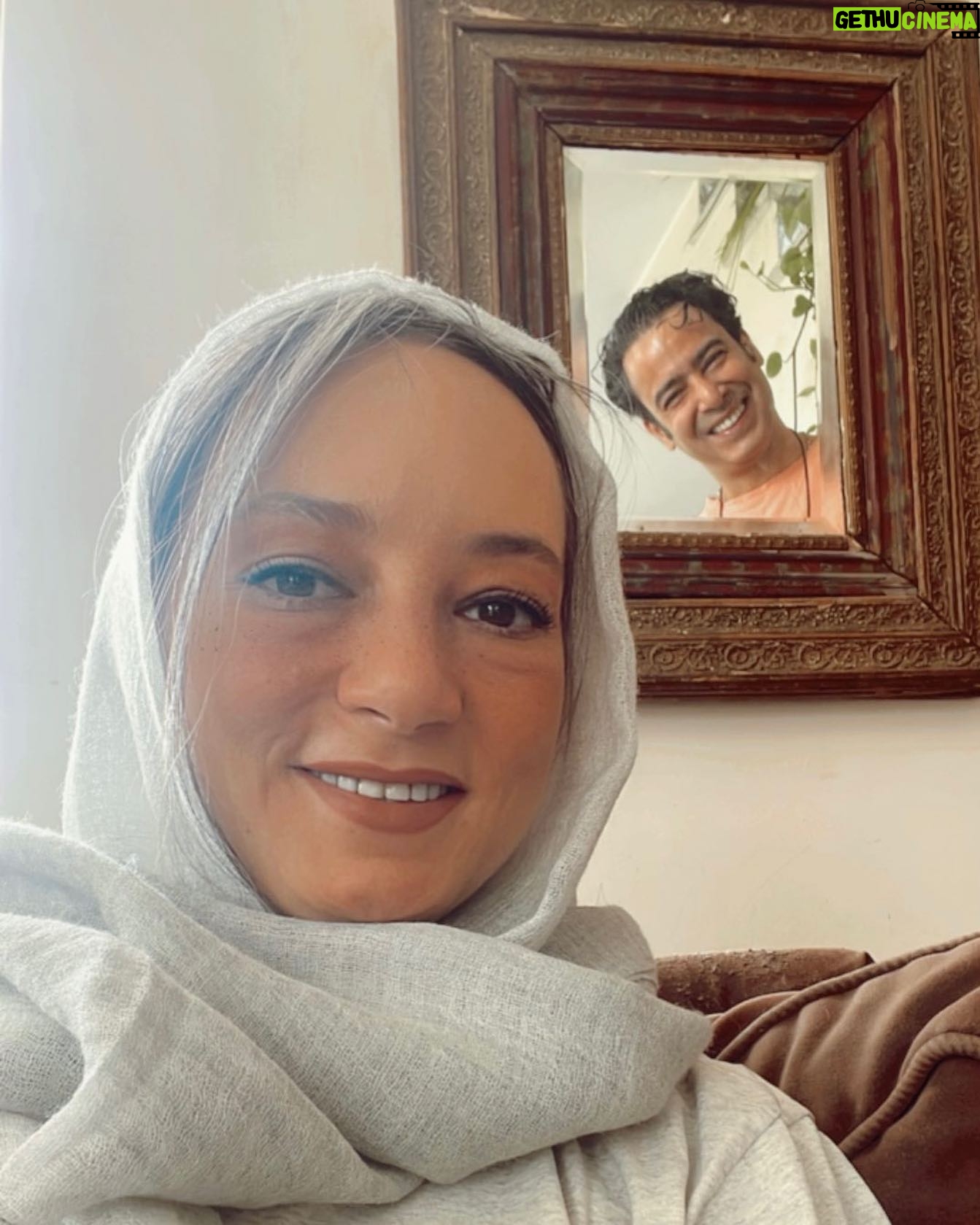 Sahar Valadbeygi - 52.9K Likes - 🤲🏻🧿🤲🏻
سال دارد تمام می شود ،
دارم فکر می کنم ؛
به روزهایی که رفت, به لحظاتی که خندیدم، لحظاتی که اشک ریختم و تمامِ ثانیه هایی که کنار عزیزانم گذشت ...
با سرعت مرور می کنم ؛
اتفاقاتِ خوب و بدی که برایم افتادند، آدم های جدیدی که وارد زندگی ام شدند و آدم هایی که از زندگی ام رفتند ...
دیگر قرار است یک جمله ی "یادش بخیر" قبل از خاطرات خوبِ امسالم بیاید، قرار است امسالم بشود "پارسال" ...
و من مبهوت روزگار و با چشمانی امیدوار در قطارِ بی توقفِ زمان ایستاده ام،
منی که تمام این روزها را زندگی کردم، خوبهایشان برایم امید بود و بدهایشان برایم درس !
میان همین روزها بود که یاد گرفتم عاشقتر و مهربانتر و جسورتر باشم،
یاد گرفتم محتاطتر گام بردارم و حواسم به دیوارِ شعور و اعتمادم باشد،
و یاد گرفتم که بهبودِ جهان را از خودم شروع کنم. که جهان چیزی به غیر از انبوهی از من و ما نیست ...
خدای خوبم! در آستانه ی سال جدیدی ایستاده ایم، به مردمِ کشورم کمک کن ، دستی به سر و گوشِ زندگیشان بکش، دردهایشان را درمان باش، و دلهایشان را از همیشه شادتر کن.
کاری کن که سالِ جدید برایمان، سال اتفاقاتِ خوب باشد، بادهای بهاری،
گَردِ امید و تعهد و عشق را همه جا پخش کنند و ابرها، همدلی و مهربانی بر سر این مردم ببارند، آنقدر که انسانیت، جانی دوباره بگیرد.
کاری کن که سالِ پیشِ رو، بهترین سالِ زندگیمان شود، سالی که تنها اشک جاری از چشمها، اشکِ شوق باشد،
سالی که همگی خوشبخت باشیم،
سالی که؛ دلمان نیاید تمام شود ...
#نرگس_صرافیان_طوفان
@narges_sarrafian_toofan
#نویسنده
#بهار #امید #مهربانی #عاشق #خوشبختی #شادی #خدا #من #تو
#سحرولدبیگی #نیمافلاح
#نیما_فلاح #سحر_ولدبیگی