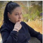 Sahar Valadbeygi Instagram - 🌟 نیاز داریم به یک نفر که بپرسد "بهتری؟" و بی‌تعارف بگوییم "نه! راستش اصلا خوب نیستم..." نیاز داریم به کسی که از بد بودن حال ما، به نبودن پناه نبرد، که بشود بگویی خوب نیستم و او بماند و بسازد و با حرف‌هایش، امید و انگیزه و لبخند بیاورد. که برایش خودت باشی و برای نگه داشتن و ماندنش نقابِ "من خوبم و همه چیز رو به راه است" نزنی. نیاز داریم به یک نفر که رفیق باشد، نه دوست! که "دوست" یار شادی و آسانی‌ست و "رفیق" شریک غم‌ها و بانیِ لبخندها... که فرق است میان رفیق و دوست و ما این‌روزها دلمان رفیق می‌خواهد، نه دوست! #نرگس_صرافیان_طوفان @narges_sarrafian_toofan