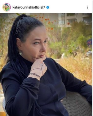 Sahar Valadbeygi Instagram - 🌟 
نیاز داریم به یک نفر که بپرسد "بهتری؟"
و بی‌تعارف بگوییم "نه! راستش اصلا خوب نیستم..."
نیاز داریم به کسی که از بد بودن حال ما، به نبودن پناه نبرد، که بشود بگویی خوب نیستم و او بماند و بسازد و با حرف‌هایش، امید و انگیزه و لبخند بیاورد. که برایش خودت باشی و برای نگه داشتن و ماندنش نقابِ "من خوبم و همه چیز رو به راه است" نزنی.
نیاز داریم به یک نفر که رفیق باشد، نه دوست! که "دوست" یار شادی و آسانی‌ست و "رفیق" شریک غم‌ها و بانیِ لبخندها...
که فرق است میان رفیق و دوست و ما این‌روزها دلمان رفیق می‌خواهد، نه دوست!

#نرگس_صرافیان_طوفان
@narges_sarrafian_toofan