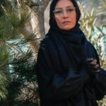 Sahar Valadbeygi Instagram - 🤍 از میان آدمها، نگرانی ام برای آنهایی که مهربانند از همه بیشتر است. در چهارچوب ذهنی آدمهای نامهربان، تنها چیزی که جا میگیرد و جور در می آید منافع شخصی‌ست. چنین اشخاصی اساسا کاری به کارِ تداوم و سلامتِ یک ارتباط ندارند و دوستی هاشان، اگر بشود اسمش را دوستی گذاشت بر پایه‌ی دو دو تا چهارتای مشمئزکننده‌ایست که حتی تصور آن کراهت دارد چه رسد به تن دادن به بده بستان های عاطفی با چنین آدمهایی. اما آدمهای مهربان همواره و بی توقع مهربانند، حتی اگر هزاران بار دستی نامهربان آنها را از بالا بلندی های رفاقت به ته دره هولناک نارفیقی هول بدهد، باز مهربان خواهند ماند. غم انگیزترین اتفاق اما از بین رفتن اعتقاد و اعتماد آنها به انسانیت و به مهر قلب هاست. مهر می ورزند بخاطرایمان و دلِ خودشان و نه به این دلیل که معتقد باشند حق همه انسانها عشقی بی پیرایه است، چرا که به واقع آدمها چیزی بر خلاف این را ثابت کرده اند. آدمهای نامهربان دانسته یا ندانسته، زیر پای مهربانی را خالی می کنند. درست مثل فضانوردی که خودش را در خلائی سرد و بی‌انتها رها می کند و گرچه می داند هر لحظه احتمال برخورد با سنگهای آسمانی هست اما باوری خوشبینانه او را به حضوری بی دریغ و عشقی والا در دنیای پر نیرنگ دوستی های حساب شده، مُجاب میکند. آدمها چنان بی‌محابا با قلب های یکدیگر قمار می کنند، که عن‌قریب خودمان با خنجری در کمین خودمان باشیم، مبادا آنقدر مهر و دوستی را پیشکشِ نالایقان کنیم که علاوه بر خیانت به روح زندگی، مجبور باشیم مُهرِ حماقت را هم مادامُ العمر به دوش بکشیم. روزگارِ تلخ و متشنجی‌ست؛ مراقبِ مهربان ها باشیم🤍 #نيكى_فيروزكوهى @nikifirouzkouhi #زندگی #مهربانی #عشق #سلامت #سحرولدبیگی #عکس @payamshadpoor