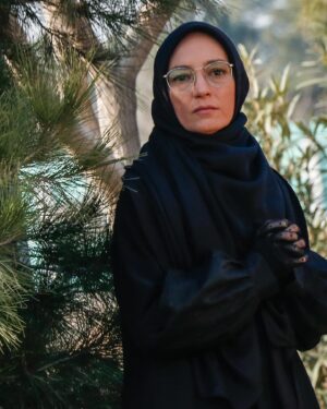 Sahar Valadbeygi Instagram - 🤍
از میان آدمها، نگرانی ام برای آنهایی که مهربانند از همه بیشتر است. در چهارچوب ذهنی آدمهای نامهربان، تنها چیزی که جا میگیرد و جور در می آید منافع شخصی‌ست. چنین اشخاصی اساسا کاری به کارِ تداوم و سلامتِ یک ارتباط ندارند و دوستی هاشان، اگر بشود اسمش را دوستی گذاشت بر پایه‌ی دو دو تا چهارتای مشمئزکننده‌ایست که حتی تصور آن کراهت دارد چه رسد به تن دادن به بده بستان های عاطفی با چنین آدمهایی.

اما آدمهای مهربان همواره و بی توقع مهربانند، حتی اگر هزاران بار دستی نامهربان آنها را از بالا بلندی های رفاقت به ته دره هولناک نارفیقی هول بدهد، باز مهربان خواهند ماند. غم انگیزترین اتفاق اما از بین رفتن اعتقاد و اعتماد آنها به انسانیت و به مهر قلب هاست. مهر می ورزند بخاطرایمان و دلِ خودشان و نه به این دلیل که معتقد باشند حق همه انسانها عشقی بی پیرایه است، چرا که به واقع آدمها چیزی بر خلاف این را ثابت کرده اند. آدمهای نامهربان دانسته یا ندانسته، زیر پای مهربانی را خالی می کنند. درست مثل فضانوردی که خودش را در خلائی سرد و بی‌انتها رها می کند و گرچه می داند هر لحظه احتمال برخورد با سنگهای آسمانی هست اما باوری خوشبینانه او را به حضوری بی دریغ و عشقی والا در دنیای پر نیرنگ دوستی های حساب شده، مُجاب میکند. 

آدمها چنان بی‌محابا با قلب های یکدیگر قمار می کنند، که عن‌قریب خودمان با خنجری در کمین خودمان باشیم، مبادا آنقدر مهر و دوستی را پیشکشِ نالایقان کنیم که علاوه بر خیانت به روح زندگی، مجبور باشیم مُهرِ حماقت را هم مادامُ العمر به دوش بکشیم. 
روزگارِ تلخ و متشنجی‌ست؛ مراقبِ مهربان ها باشیم🤍

#نيكى_فيروزكوهى
@nikifirouzkouhi 

#زندگی #مهربانی #عشق #سلامت #سحرولدبیگی
#عکس @payamshadpoor