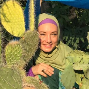 Sahar Valadbeygi Instagram - نوشته بود:
« شما روان شناس هستید؟...» 
من با خودم فکر کردم من روانشناسِ روانِ خودم هستم. 
اصلا هر آدمی بهترین روانشناس خودش است. 
هیچ آدمی مثل خود آدم، خودش را نمی شناسد. 
هر کسی می تواند به همه دروغ بگوید، نقاب بزند به چهره، فیلم بازی کند، اما نمی تواند به خودش دروغ بگوید
خودش را گول بزند. 
نوشته بود:
« ...من با خودم مشکل دارم...»
دلم می خواست برایش بنویسم:« چون با خودت مهربان نیستی، خودت را دوست نداری...» 
دردها از جایی شروع می شود که خودمان را نمی بینیم،خودمان را فراموش می کنیم. 
یادمان می رود آدم باید با خودش مهربان باشد، باید خودش را دوست داشته باشد. 
اصلا" آدم باید گاهی خودش را بردارد، ببرد یک گوشه ایی دست بیندازد دور گردن خودش، خودش را ببوسد، با خودش آشتی کند، گذشته را فراموش کند حتی... 
هی اشتباهش را پتک نکند، نکوبد توی سر خودش، هی با پشت دست محکم نزند توی دهان خودش، مدام به خودش سرکوفت نزند که اشتباه کردی، که باختی، که باید آن یکی راه را می رفتی،
آن یکی راه را انتخاب می کردی. آدمیزاد فراموشکار است، گاهی یادش می رود بشر جایزالخطاست، باید اشتباه کند
باید هزار راه برود و برگردد تا راه را پیدا کند، تا آدم شود. 
آدمیزاد کم حافظه است
یادش می رود باید با خودش مدارا کند گاهی، نباید با خودش سخت گیر باشد، هی خودش را به چالش بکشد، گیر بدهد به خودش
به دور و برش
نباید سر خودش داد بزند، خودش را بازخواست کند هی...
هی انگشت کند توی چشم و چال خودش، چشم و چال گذشته اش... 
آدم اگر آدم است باید حواسش به خودش باشد
با خودش مهربان باشد. 
خودش را دوست داشته باشد 
با خودش دوست باشد. 
باید گاهی پیشانی خودش را ببوسد
لُپ خودش را بکشد
بزند قد خودش
خودش را ببخشد
با خودش آشتی کند. 
آدمیزاد اگر روانشناس خوبی باشد چاره ایی ندارد جز اینکه با خودش آشتی کند.

@maryam_samizadegan #مریم_سمیع_زادگان 
  #خودشناسی #روانشناسی #دوست #مهربانی #طبیعت #طبیعتگردی #کاکتوس #آشتی #آدم #انسان #دختر #دلتنگی #دل #دلنوشته #سحر #سحرولدبیگی