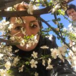 Sahar Valadbeygi Instagram - حالمان خوب خواهد شد🙏🏻💚 چون درختان سبز خواهیم شد و شکوفه ها را بر تنمان سخت میفشاریم🌸 بهار را که نمی‌شود توی دخمه های سرد پنهان کرد بهار میجوشد ، می‌روید و ما از پله های خورشید بالا می‌رویم و به آسمان دست خواهیم داد حال ما خوب خواهد شد🤍 ما فرزندان اساطیر عشقیم❤️ @parastoozareiy #دلنوشته‌_خاص #پرستو زارعی #بهار #شکوفه #حال_خوب #خورشید #طبیعت #من #تو #ما #نیمافلاح #سحرولدبیگی