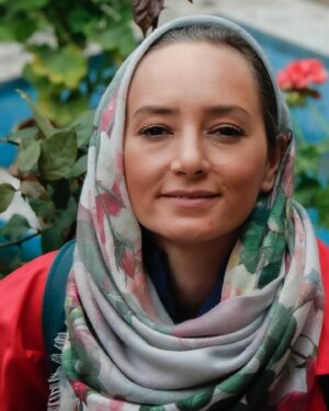 Sahar Valadbeygi Instagram - تسلیمم در برابر هرآنچه در توانِ من نیست
و هرآنچه به ذات در توانِ تو هست.
تسلیم در برابر قدرتی که در من نیست برای تغییرِ "بعضی" اتفاقات و تسلیم در برابر قدرتی که در تو هست برای تغییرِ "بسیاری" از موقعیت ها.
ما هر دو صبوریم؛ 
من صبور در برابر درسهایی که میدهی
و تو صبور در برابر خشم‌ها و خستگی‌هایم.
ما هر دو میدانیم که قرار است چه بشود؛ 
من قرار است دل بدهم و دوام بیاورم 
و تو قرار است ادامه دهی و منتظر دیدن و فهمیدنِ من نشوی. 
ما هر دو ادامه میدهیم؛ 
من تا زمانی که تو اجازه میدهی
 و تو تا زمانی که خودت میخواهی.
تسلیمم در برابر تویی که قدیمی ترین، پیرترین و با تجربه ترین جریانِ دنیایی.
تسلیمم در برابر تویی که از هزاران سال قبل جریان داشته ای و تا هزاران سال بعد هم، جریان خواهی داشت.

تسلیمم، تسلیم تو ای زندگی
 
#متن #پونه_مقیمی
@_poune_ 

#زندگی #خدا #جهان #خدایاشکرت 
#سحرولدبیگی#سحر_ولدبیگی 

#عکس 
@payamshadpoor