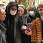 Sahar Valadbeygi Instagram - من نمی دانم تعریف شما از غرور چیست و در چه مواقعی آن را به کار می برید و نمی دانم اصولا داشتن غرور در یک رابطه چقدر سالم یا ناسالم است، حد و مرز بین خوب و بدش را هم نمی دانم ولی به یک چیز به شدت معتقدم و آن اینکه به کسی که دوست داریم دوستمان داشته باشد، باید دوست داشتنمان را نشان بدهیم. اگر دوست داریم، دوستت دارم را از زبان کسی بشنویم باید خودمان قادر باشیم بگوییم دوستت داریم. اگر دلمان بخواهد بدانیم کسی دلش برای ما تنگ می شود یا نه، باید بتوانیم از دلتنگی‌های خودمان بگوییم. اگر می خواهیم کسی ما را همدم، یار و دلگرمی خود بداند باید یاد بگیریم حرفهایمان را همانجور که هست، بی هیچ سانسوری بزنیم و حرفهایش را بی هیچ قضاوتی بشنویم. یاد بگیریم بفهمیم و درک کنیم حتی اگر با او موافق نیستیم. خلاصه اینکه خودمان باشیم، خودتان باشید ... مبادا با بی توجهی های کوچک دلهامان سرد شود ..... مبادا یک روز ببینیم همدیگر را از دست داده ایم نیکی فیروزکوهی 📒راس ساعت هیچنشر ایجاز ‏@nikifiroozkoohi #خوشنام @alirezanajafzadeh1 #سریال #دوست #دوستی #خوب