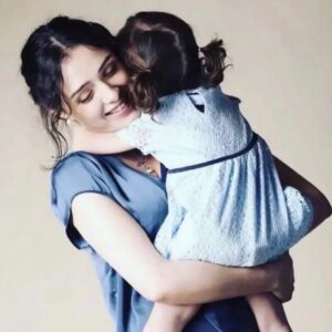 Sahar Valadbeygi Instagram - 🌟
من برای تمام آدم‌ها حالِ خوب آرزو می‌کنم،
برای تمام قفل‌ها کلید،
و برای تمام دل‌ها آرامشی که تمام نشدنی باشد.
من برای تمام آدم‌ها آرزو می‌کنم که عاشق شوند، عاشق آدم‌ها و چیزهای خوب؛ آرزو می‌کنم هر صبح که چشم باز کردند، به اشتیاق هدفی لبخند بزنند، تلاش کنند و امیدوار باشند به رسیدن...
آرزو می‌کنم برای تمام آدم‌ها که زندگی کنند، که آرام باشند، که نگران نباشند.
آرزو می‌کنم همه یک‌نفر را داشته‌ باشند که دوستشان داشته‌ باشد، که بگوید؛ نگران چیزی نباش، درستش می‌کنیم...
آرزو می‌کنم عمرها طولانی باشد و زیستن‌ها عمیق! 
که آدم‌ها عمیقا زندگی کنند.
آرزو می‌کنم روزی برسد که همه به آرزوهایشان رسیده‌باشند...
و شهر پر باشد از آدم‌هایی آرام و خوشبخت که به همه آرزوهایشان می‌رسند.

«نرگس صرافیان طوفان»