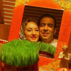 Sahar Valadbeygi Instagram - تو اگر باورت نشود، من به این باور رسیده‌ام غم ها نخواهند ماند 
دنیا خسته میشود از آشوب.
یک روز میان بی‌حوصلگی هایمان همین روزگار، پادرمیانی میکند آشتی میدهد این دلِ شکسته‌مان را. 
تو اگر باورت نشود، من به این باور رسیده‌ام خنده‌های ناب‌مان رویِ زندگی را سفید میکند خجل میشود از شادی‌های نداشته‌مان

تو اگر باورت نشود، من به این باور رسیده‌ام برای چراغانی شهر دلهایمان باید خیابان های تاریک بسیاری را به تنهایی عبور کنیم با لبخندی هرچند کوتاه .

باور کن تنها عشق، امید و مهربانی میتواند کلید معجزه آسای تمام این روزها باشد🙏🏻 #حاتمه_ابراهیم_زاده
‏@hatameh_ebrahimzadeh 🌷سال نو مبارک🌷
عکس برای نوروز ، سال هزار و سیصد و نود و یک میباشد در ادامه #آلبوم_گردی_به_جای_بیرون_گردی #حال_نو #سال_نو #سال_نو_مبارک  #نیمافلاح #سحرولدبیگی #هفت_سین #نوروز #مبارک #شادباش