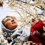 Sahar Valadbeygi Instagram - برای سال جدیدت آرزوی تحول دارم آرزو می‌کنم که زندگی و جهانت به سوی سبز شدن متحول شود و حال دلت به احسن‌ترین حال‌ها برسد. آرزو می‌کنم که در تمام روزهای پیش رو، حال خودت و حال جهانت خوب باشد. آرزو می‌کنم سلامت بمانی و هرکجا گفتند "چه خبر"، با لبخند بگویی "سلامتی"، اما نه از روی عادت، که از روی آگاهی. آرزو می‌کنم روزهای تلخ گذشته، در گذشته‌ها جا بمانند و جز یاد و خاطره‌ای برای عبرت، چیزی از آن‌ها باقی نمانَد. آرزو می‌کنم بیفتد برایت تمام اتفاقات خوبی که سال‌هاست آرزوی افتادنشان را داری و آدم‌هایی در زندگی‌ات بمانند که لایق‌اند به حضور و لبخندهای تو. آرزو می‌کنم شادترین و بدون تشویش‌ترین روزها را پیش رو داشته باشی و همراه با ساقه‌های سبز گیاه، سبز شوی و همراه با شکوفه‌های بهاری نویدبخش امّید باشی برای تمام آدم‌ها. آرزو می‌کنم آدم‌های خوب‌تری شویم و جهان جای زیباتری شود برای زیستن. آرزو می‌کنم ببینمت به زودی وقتی که تلخی‌ها تمام شده‌اند و تو با لبخند و آرامشی عمیق، میان سبزترین کوچه‌های بهار، بدون دلواپسی، قدم می‌زنی، آفتاب دارد بی‌منت می‌تابد، شاخه‌های سبز با نوازش‌ِ دستان باد می‌رقصند و صدای گوینده‌ی رادیو در تمام خیابان پیچیده که دارد بدون وقفه از خبرهای خوب می‌گوید و آدم‌ها در گوشه گوشه‌ی شهر، جشن شکرگزاری و لبخند می‌گیرند. آرزو می‌کنم امسال سال ما باشد، سال همه‌ی ما🤲🏻🧿🤲🏻 #نرگس_صرافیان_طوفان #دلنوشته #نوروز #مبارک #سال #نو #مبارک #سحرولدبیگی #نیمافلاح #نوروز۱۴۰۰
