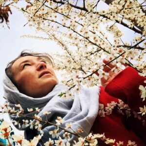 Sahar Valadbeygi Instagram - برای سال جدیدت آرزوی تحول دارم

آرزو می‌کنم که زندگی و جهانت به سوی سبز شدن متحول شود و حال دلت به احسن‌ترین حال‌ها برسد. 
آرزو می‌کنم که در تمام روزهای پیش رو، حال خودت و حال جهانت خوب باشد.
آرزو می‌کنم سلامت بمانی و هرکجا گفتند "چه خبر"، با لبخند بگویی "سلامتی"، اما نه از روی عادت، که از روی آگاهی.
آرزو می‌کنم روزهای تلخ گذشته، در گذشته‌ها جا بمانند و جز یاد و خاطره‌ای برای عبرت، چیزی از آن‌ها باقی نمانَد.
آرزو می‌کنم بیفتد برایت تمام اتفاقات خوبی که سال‌هاست آرزوی افتادنشان را داری و آدم‌هایی در زندگی‌ات بمانند که لایق‌اند به حضور و لبخندهای تو.
آرزو می‌کنم شادترین و بدون تشویش‌ترین روزها را پیش رو داشته باشی و همراه با ساقه‌های سبز گیاه، سبز شوی و همراه با شکوفه‌های بهاری نویدبخش امّید باشی برای تمام آدم‌ها.
آرزو می‌کنم آدم‌های خوب‌تری شویم و جهان جای زیباتری شود برای زیستن.
آرزو می‌کنم ببینمت به زودی وقتی که تلخی‌ها تمام شده‌اند و تو با لبخند و آرامشی عمیق، میان سبزترین کوچه‌های بهار، بدون دلواپسی، قدم می‌زنی، آفتاب دارد بی‌منت می‌تابد، شاخه‌های سبز با نوازش‌ِ دستان باد می‌رقصند و صدای گوینده‌ی رادیو در تمام خیابان پیچیده که دارد بدون وقفه از خبرهای خوب می‌گوید و آدم‌ها در گوشه گوشه‌ی شهر، جشن شکرگزاری و لبخند می‌گیرند.
آرزو می‌کنم امسال سال ما باشد، سال همه‌ی ما🤲🏻🧿🤲🏻

#نرگس_صرافیان_طوفان #دلنوشته

#نوروز #مبارک #سال #نو #مبارک #سحرولدبیگی #نیمافلاح #نوروز۱۴۰۰