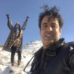 Sahar Valadbeygi Instagram - دارد برف می بارد تا دیر نشده کاری بُکُن . . ! بشور سیاهی دلت را کینه های ته مانده ناجور را نگاه کن آسمان شب با آن همه تاریکی سپید شد روشن کن هوای دلت را سبک کن روح سرگردان را ببخش بُگذر ، بُگذار بمیرد این حسِ بدِ نفرت را دارد برف می بارد تا دیر نشده کاری بکن بگذار دانه دانه برف ببارد سفید پوش کند چاله های رخنه کرده ی غم را دارد برف می بارد تا دیرنشده کاری بکن . . . #حاتمه_ابراهیم_زاده @hatameh_ebrahimzadeh #سحرولدبیگی #نیمافلاح #برف @bvsis