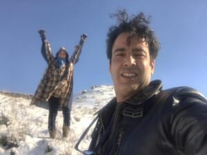 Sahar Valadbeygi Instagram - دارد برف می بارد
تا دیر نشده کاری بُکُن . . !
بشور سیاهی دلت را
کینه های ته مانده ناجور را

نگاه کن آسمان شب
با آن همه تاریکی سپید شد
روشن کن هوای دلت را
سبک کن روح سرگردان را

ببخش بُگذر ، بُگذار بمیرد
این حسِ بدِ نفرت را
دارد برف می بارد
تا دیر نشده کاری بکن

بگذار دانه دانه برف ببارد
سفید پوش کند 
چاله های رخنه کرده ی غم را
دارد برف می بارد
تا دیرنشده کاری بکن . . .

#حاتمه_ابراهیم_زاده
@hatameh_ebrahimzadeh  #سحرولدبیگی #نیمافلاح #برف  @bvsis