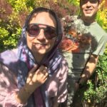 Sahar Valadbeygi Instagram - با تمام وجود زندگی کنید به طوری که هر لحظه از زندگی‌تان تبدیل به لحظه‌ایی طلایی شود و تمامی زندگی‌تان زنجیره‌ای از این لحظات طلایی. فردی که اینگونه زندگی می‌کند، هرگز نمی‌میرد. چرا که وجودش تبدیل به اکسیری شده است که با لمس هر چیز، آن را به طلا تبدیل می‌کند. تکه‌ای از کتاب عشق، رقصِ زندگی #اوشو #زندگی #طلا #اکسیر #طبیعت #من #تو #ما #خنده #خدا #نیمافلاح #سحرولدبیگی #گل #گیاه #روسری #مانتو @bvsis