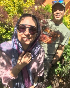 Sahar Valadbeygi Instagram - با تمام وجود زندگی کنید
به طوری که هر لحظه از زندگی‌تان تبدیل به لحظه‌ایی طلایی شود و تمامی زندگی‌تان زنجیره‌ای از این لحظات طلایی.

فردی که اینگونه زندگی می‌کند، هرگز نمی‌میرد. چرا که وجودش تبدیل به اکسیری شده است که با لمس هر چیز، آن را به طلا تبدیل می‌کند.

تکه‌ای از کتاب عشق، رقصِ زندگی

#اوشو #زندگی #طلا #اکسیر #طبیعت #من #تو #ما #خنده #خدا #نیمافلاح #سحرولدبیگی #گل #گیاه #روسری #مانتو @bvsis