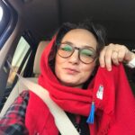 Sahar Valadbeygi Instagram - قرن هاست به دنبال واژه‌ی خوشبختی در چهار گوشه‌ی جهان گشته آدمی .. و فقط عده‌ای محدود میدانند، خوشبختی نزدیکترین واژه به ماست .. آنقدر نزدیک و آنقدر پررنگ که ما نمی‌بینیم و نمی‌شناسیم این خصلت آدمی‌ست، به هر چه دور و دیر نگاه می‌کند و از اطراف خود غافل می‌شود برایت بگویم خوشبختی را؟!! ذوق رویش برگ تازه در گلدان عطر چای تازه دم وقت صبحانه لبخند عزیزت در قاب چشمان تو بوی برنج دم کشیده وسط خانه پیام دوستی که گفته کجایی ؟ تماشای داوودی و نرگس توی گلفروشی شنیدن آهنگی که می‌برد ما را به خاطرات کبوتری که آواز می‌کند آرام و تمام زندگی که می‌خواهد بگوید مرا نگاه کن من خوشبختی توام .. و تنها غفلت بزرگ ما نگاه نکردن بود ... همیشه کسی هست که شما را دوست دارد لبخندت را برای خوشبخت بودنش نمایان کن. #پرستوزارعی @parastoozareiy #دلنوشته #خوشبختی #جهان #خوشگل #دنیا #برگ #گل #گلدان #زندگی #سلامت #عشق #لبخند #سحر #میخک #سحرولدبیگی #راشین_دیزاین #روسری #شال @rashindesign
