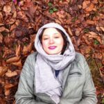 Sahar Valadbeygi Instagram - پاییز جان مرا هر لحظه صدا بزن مگذار یادم برود که تو هر لحظه در حال نفس کشیدنی و من غرق در روزمرگی‌هایم فراموش میکنم، دم بدهم به دمت و شاید تو همین را از من میخواهی که یک فنجان چای را روبروی چشمهای زیبای تو بنوشم تا برایم شاهکار هنر نمایی‌ات را به نمایش بگذاری پاییز جان گاهی بیا، اجازه ی مرا از کلاس زندگی بگیر، تا باهم بزنیم در دل جاده‌هایی که تو با دستان خودت رنگ کرده‌ای گاهی بیا که زنده بودنم را، یادم نرود 🍁🍁🍁🍁🍁🍁🍁🍁🍁🍁 پرستو زارعی #پرستو_زارعی #دلنوشته #پائیز @parastoozareiy 🍂🍂🍂🍂🍂🍂🍂🍂🍂🍂 #سحر #سحرولدبیگی #نیمافلاح