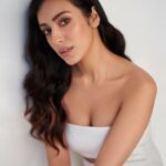 Sahher Bambba Instagram - 🕊️ . . 📸 : @rohnpingalay Styled by : @akankshakawediastyle Makeup : @simua_996 Hair : @harsh.pawar