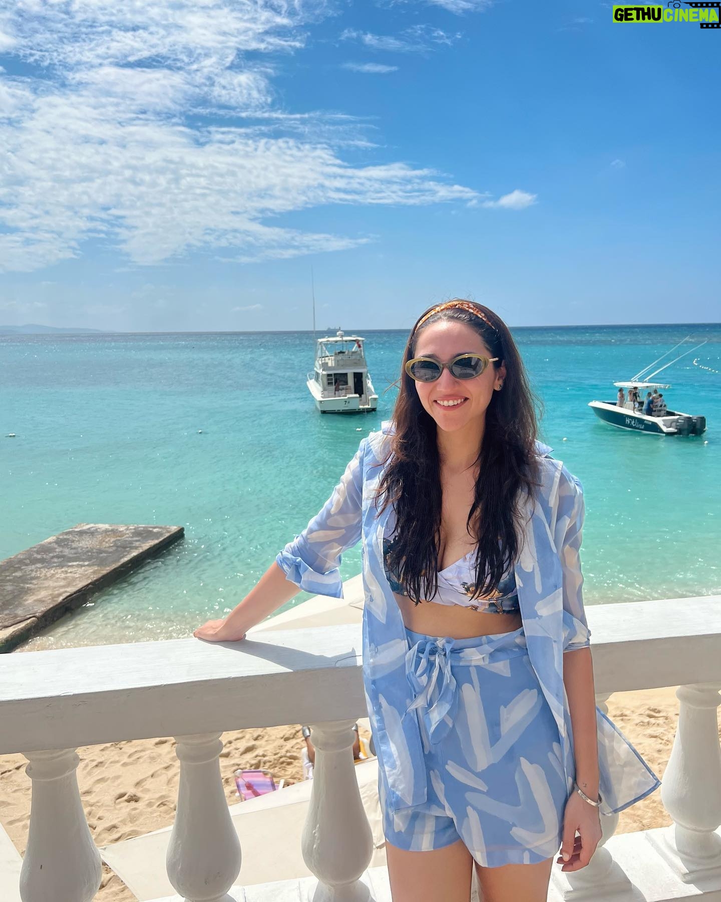 Sahiba Bali Instagram - Khubh Jamaica rang, sab saath bethenge teen yaar- 🌊🍹💁🏻♀️