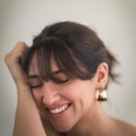 Sahiba Bali Instagram – Eye dont have a bang-ing caption for this 👀💇🏻‍♀️

📷: @bharat_rawail

Make-up: @anushkajainn__ 
Stylist: @bombaebyaisha
Hair: @sakshi.seth1